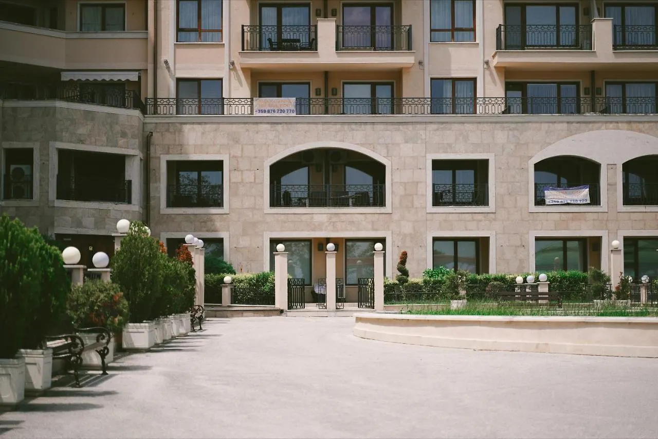 Golden Sands - Two Bedroom Apartment On The Beach